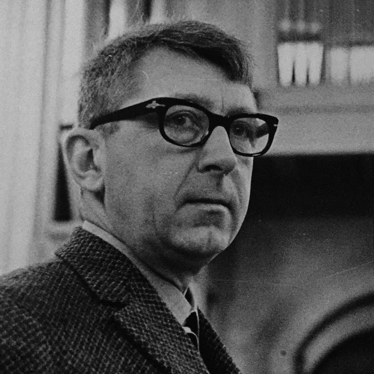 Sort/hvid portræt af Esben Klint med briller